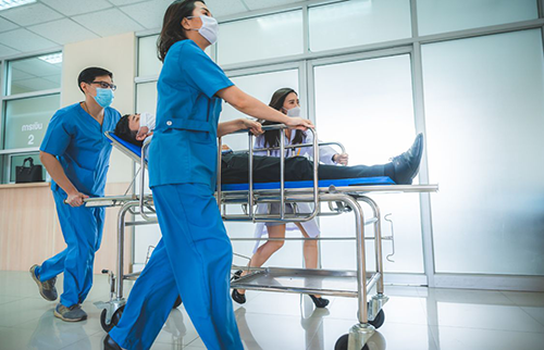 everyday-topic-bringing-patient-to-ER-to-use-in-nursing-research-topics
